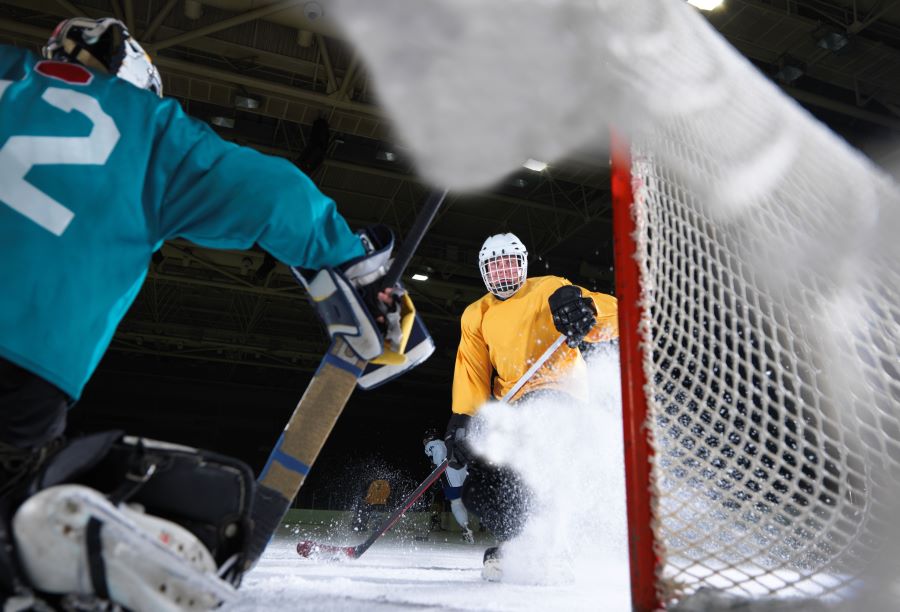 Ice hockey players near the goal